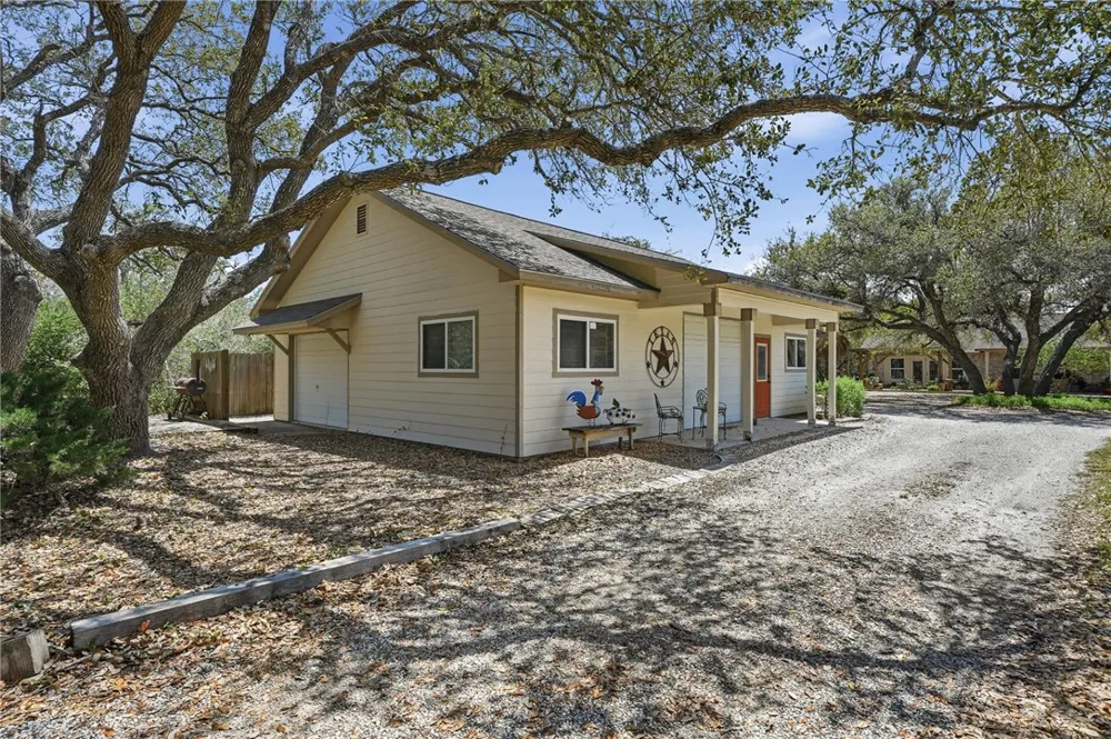 1663 Mooney Ingleside, TX 78362