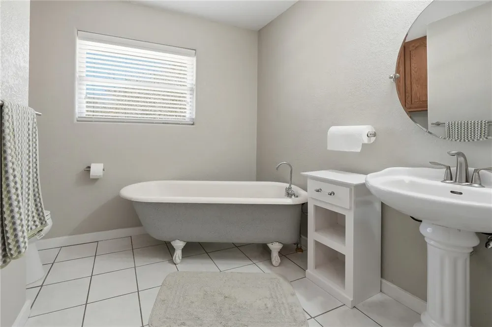 1663 Mooney Ingleside, TX 78362