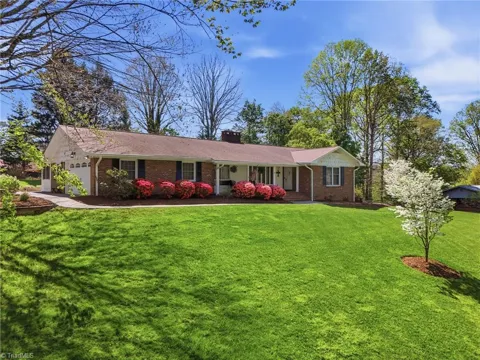 1515 Holly Circle