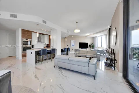 301 Altara Ave #LPH914
