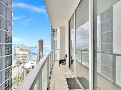 1050 Brickell Ave #2722