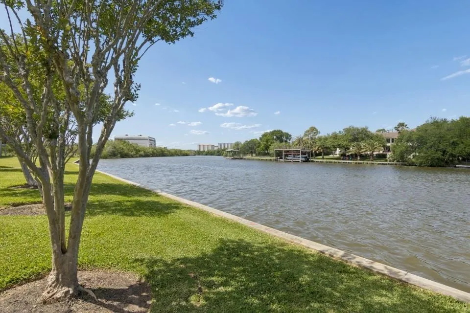 18515 Egret Bay Boulevard #906 Webster, TX 77058