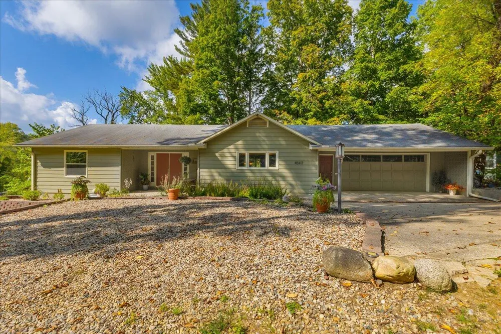 45417 15th Avenue Bloomingdale, MI 49026