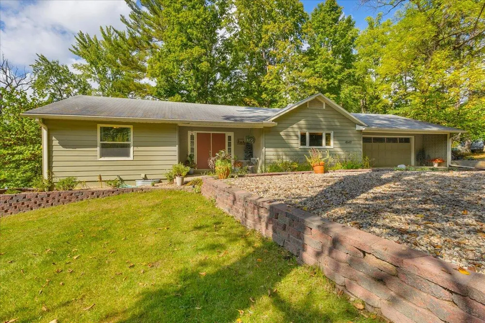 45417 15th Avenue Bloomingdale, MI 49026