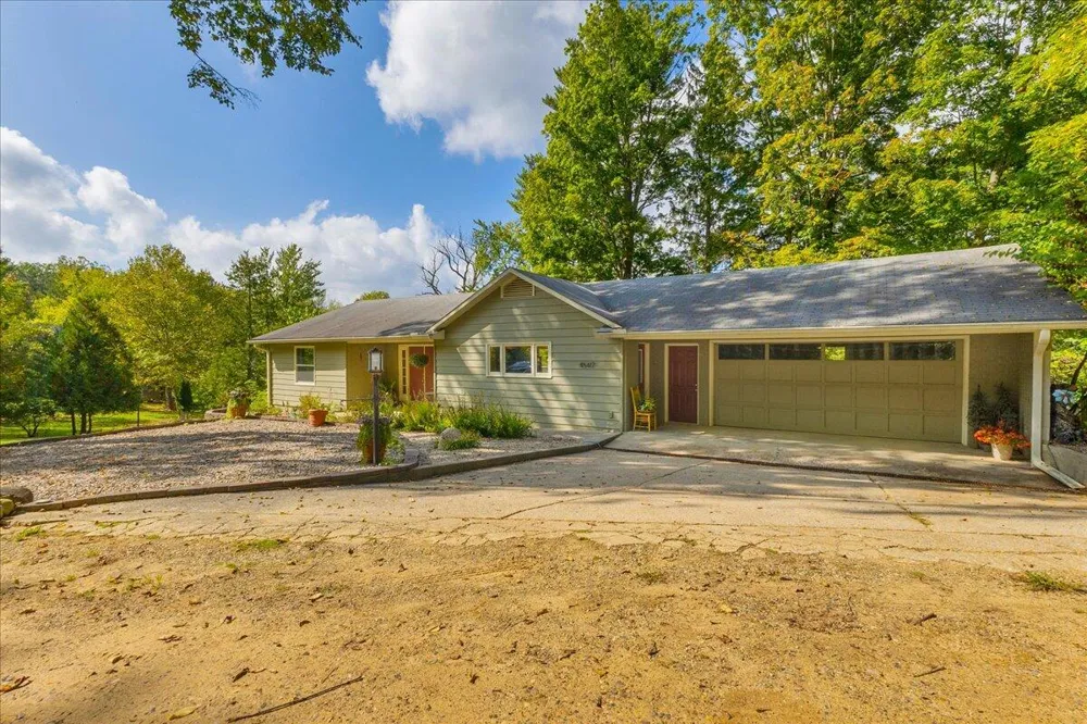45417 15th Avenue Bloomingdale, MI 49026