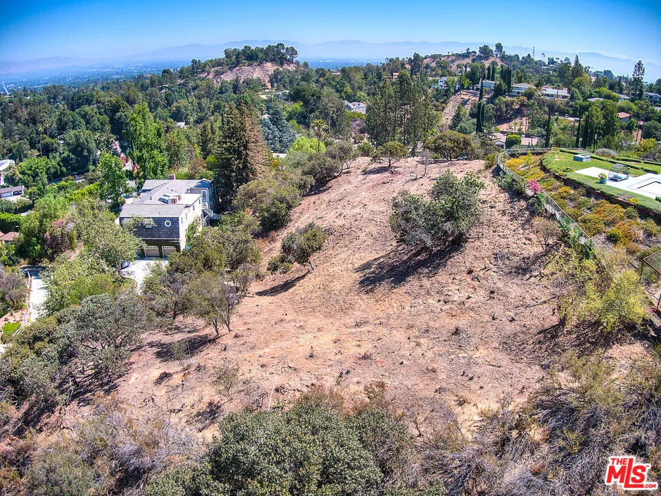 4491 La Barca Dr Tarzana, CA 91356