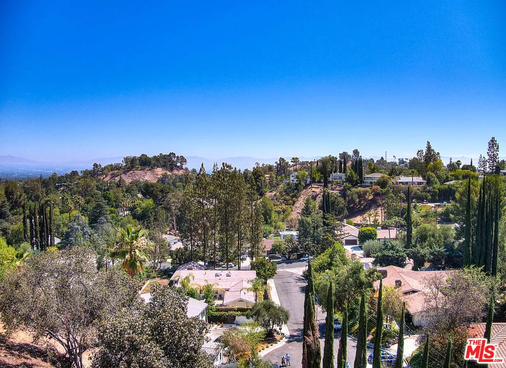 4491 La Barca Dr Tarzana, CA 91356