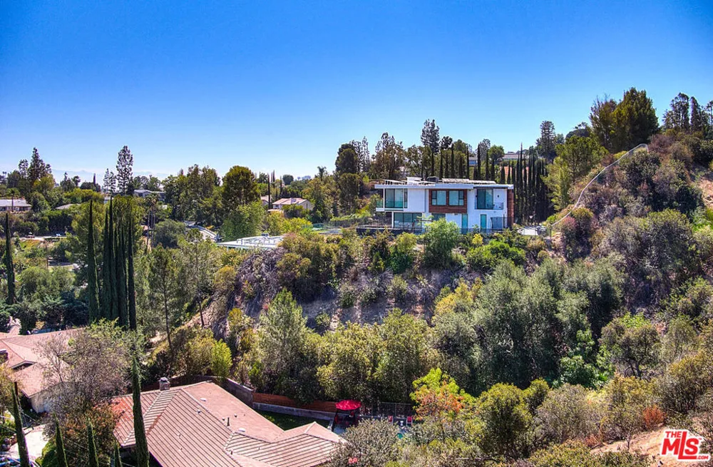 4491 La Barca Dr Tarzana, CA 91356