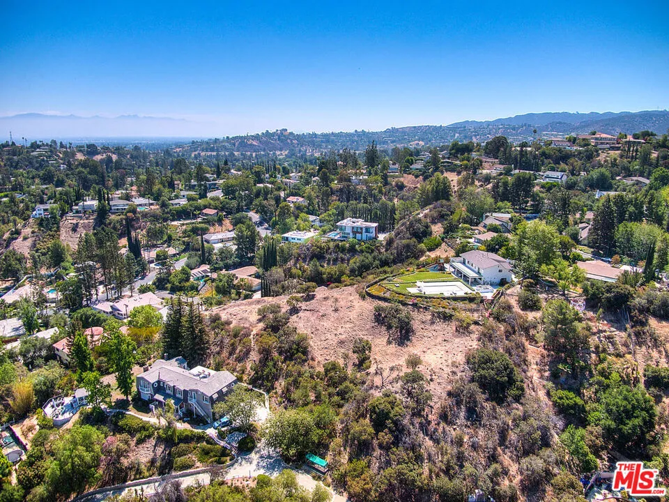 4491 La Barca Dr Tarzana, CA 91356