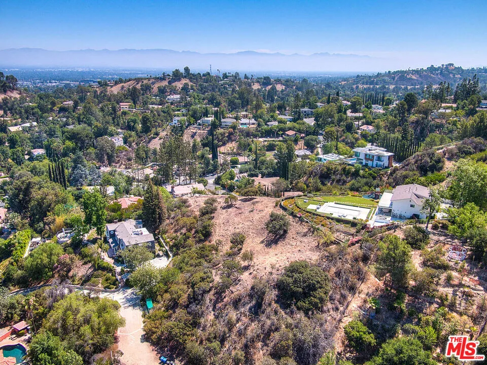 4491 La Barca Dr Tarzana, CA 91356