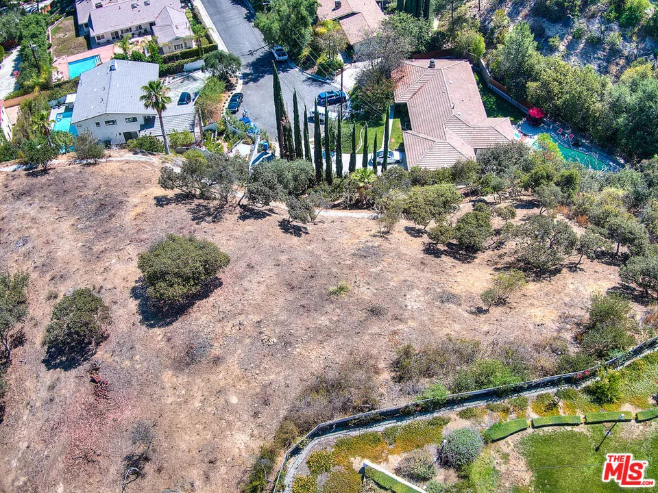 4491 La Barca Dr Tarzana, CA 91356
