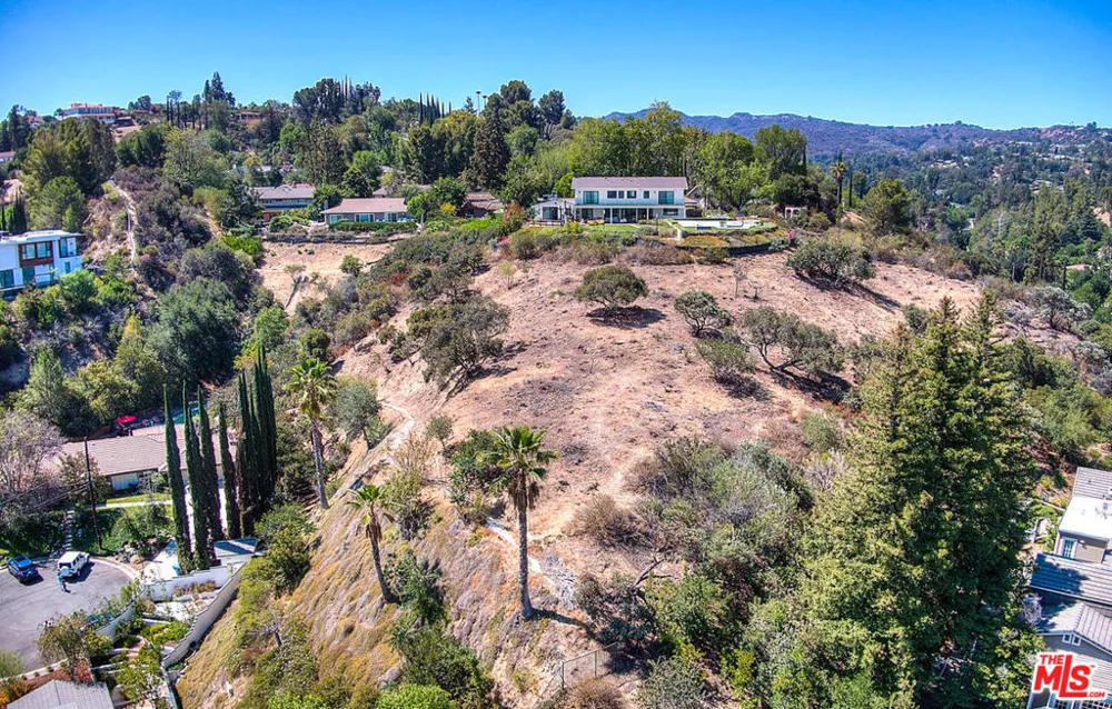 4491 La Barca Dr Tarzana, CA 91356