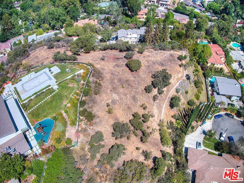 4491 La Barca Dr Tarzana, CA 91356
