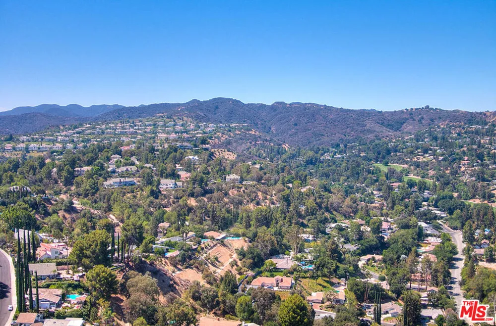 4491 La Barca Dr Tarzana, CA 91356