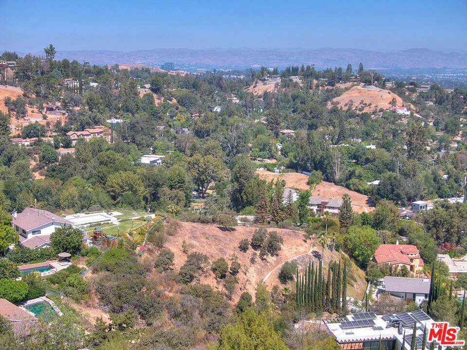 4491 La Barca Dr Tarzana, CA 91356