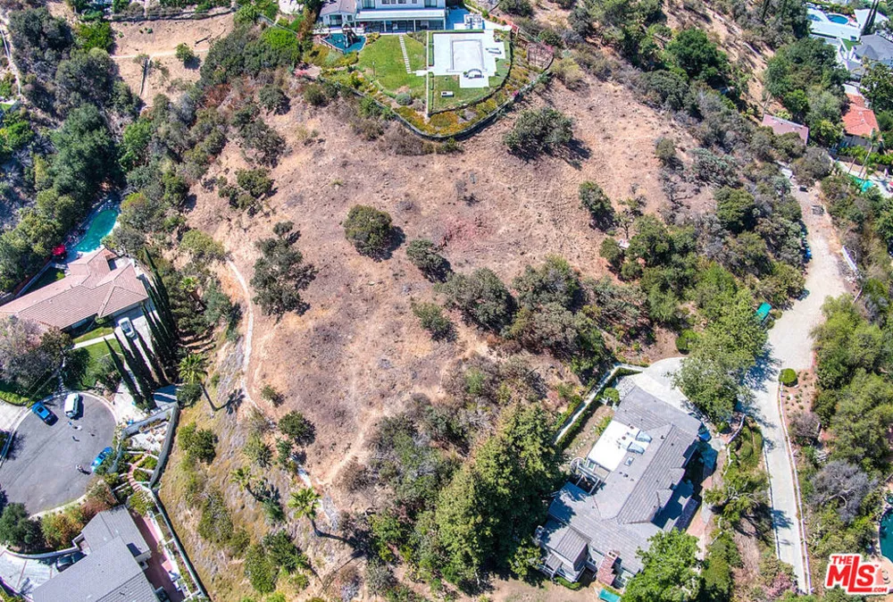 4491 La Barca Dr Tarzana, CA 91356