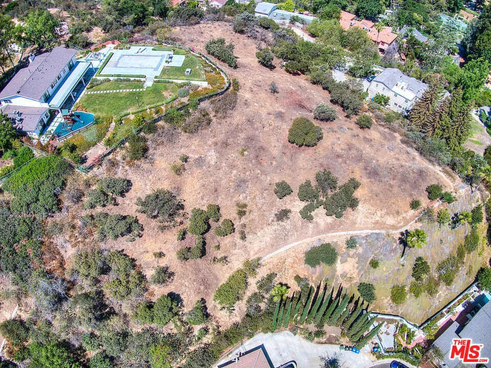 4491 La Barca Dr Tarzana, CA 91356