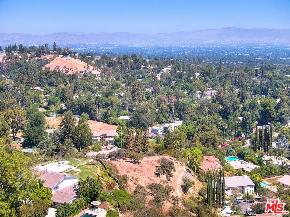4491 La Barca Dr Tarzana, CA 91356