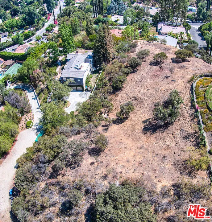 4491 La Barca Dr Tarzana, CA 91356
