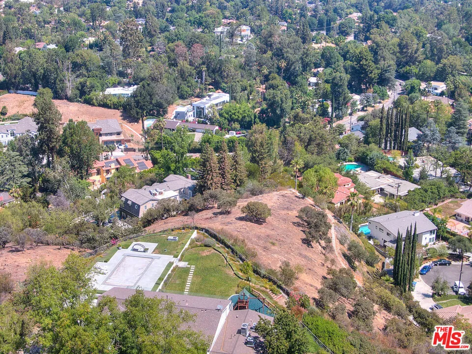4491 La Barca Dr Tarzana, CA 91356