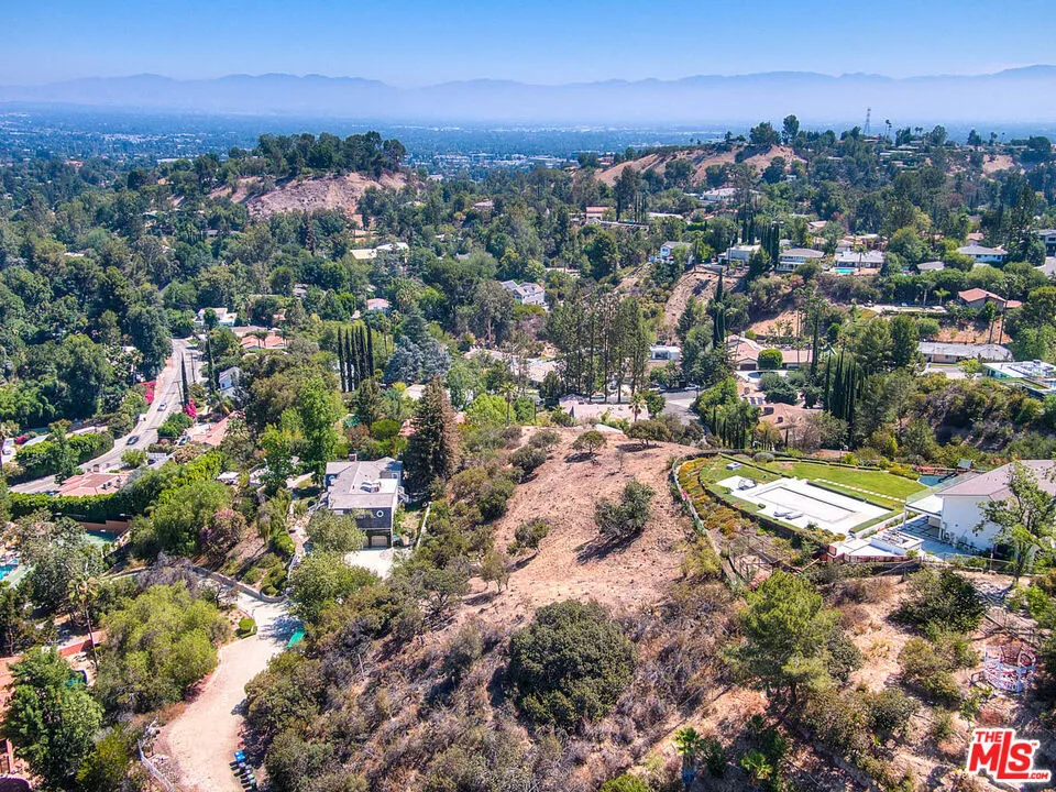 4491 La Barca Dr Tarzana, CA 91356