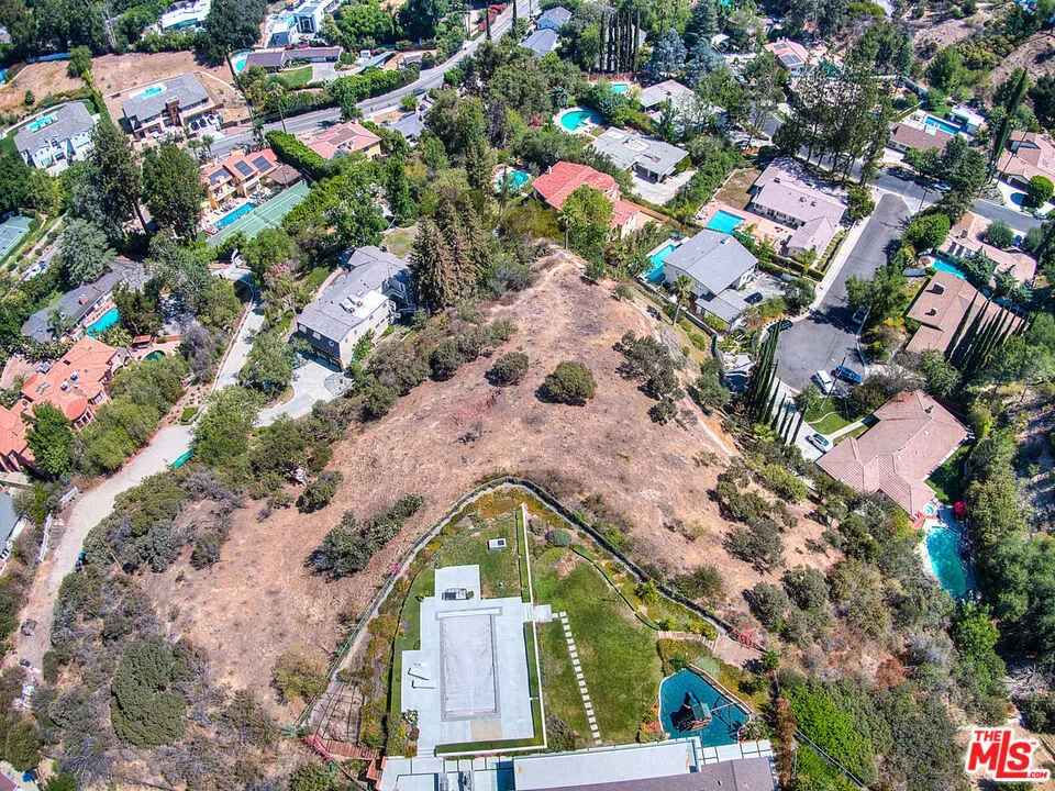 4491 La Barca Dr Tarzana, CA 91356