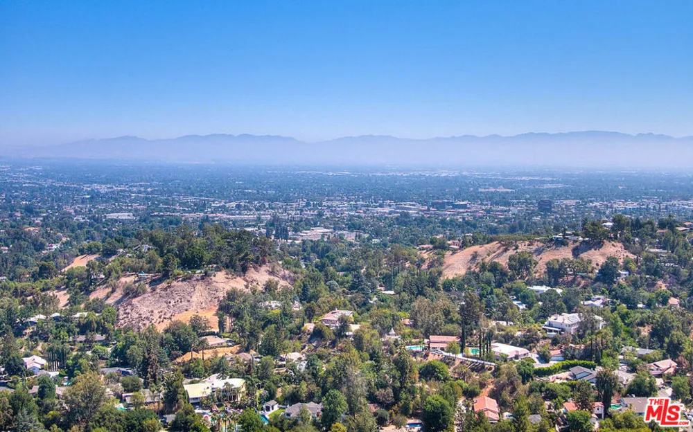 4491 La Barca Dr Tarzana, CA 91356