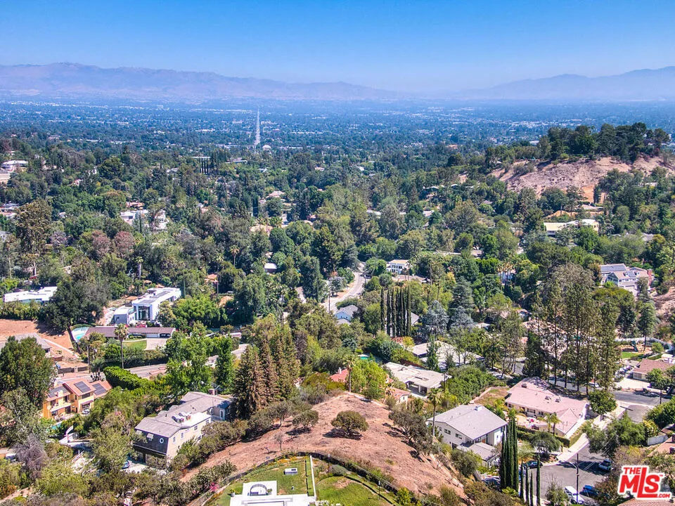 4491 La Barca Dr Tarzana, CA 91356