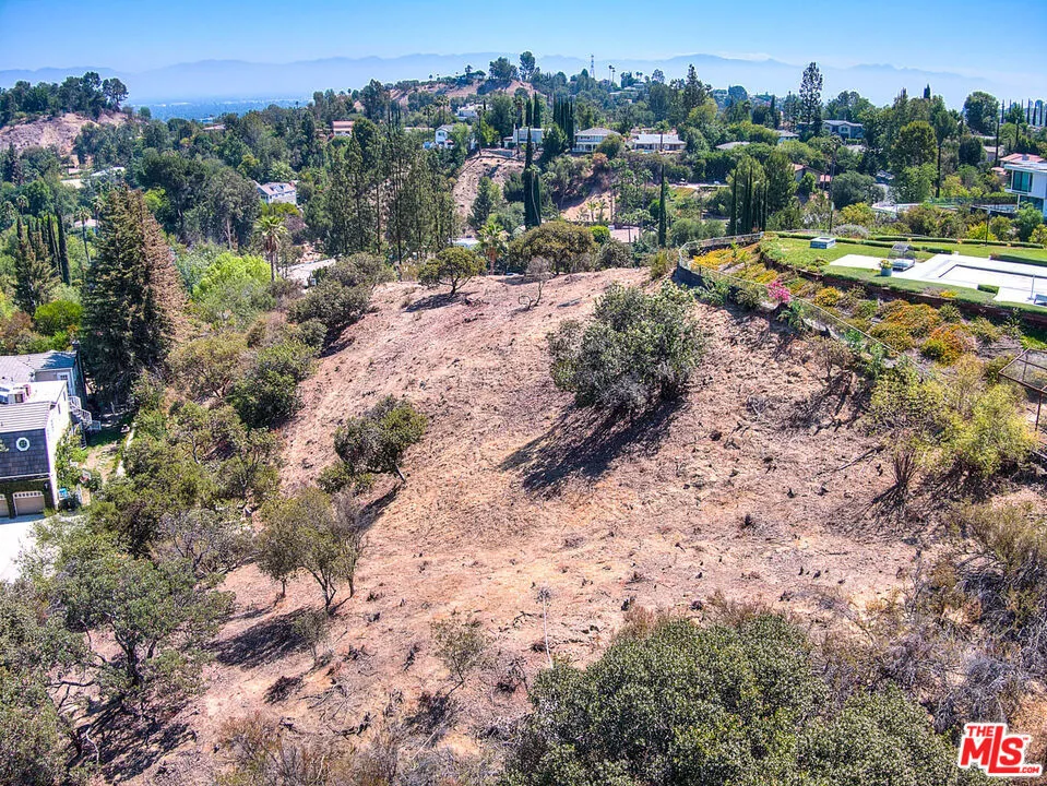 4491 La Barca Dr Tarzana, CA 91356