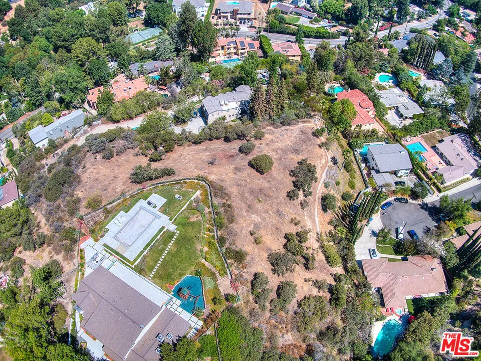 4491 La Barca Dr Tarzana, CA 91356