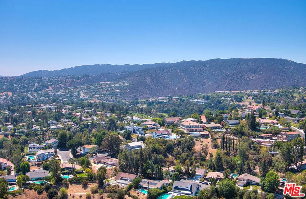 4491 La Barca Dr Tarzana, CA 91356