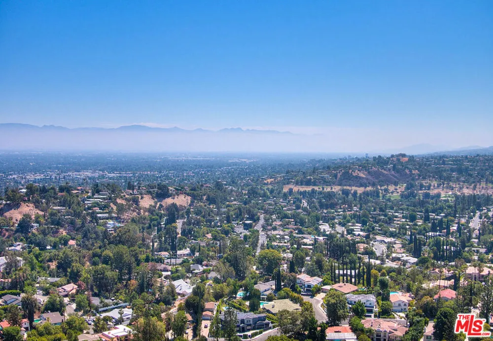 4491 La Barca Dr Tarzana, CA 91356