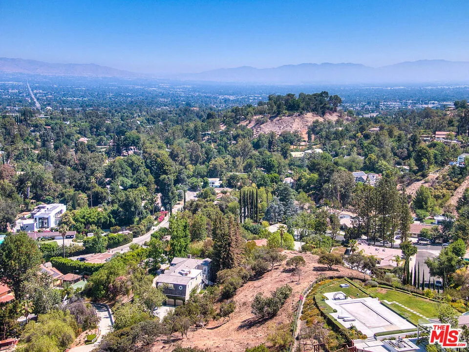 4491 La Barca Dr Tarzana, CA 91356