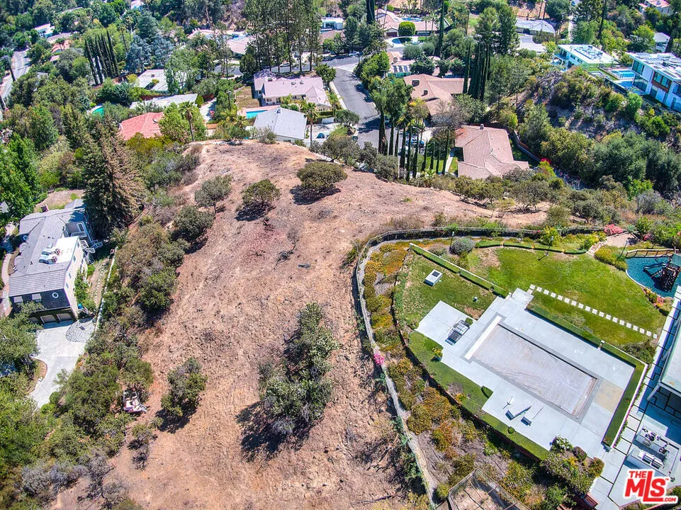 4491 La Barca Dr Tarzana, CA 91356