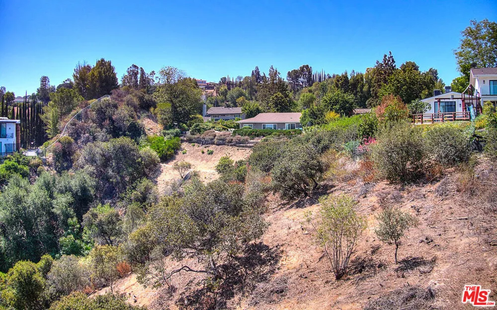 4491 La Barca Dr Tarzana, CA 91356