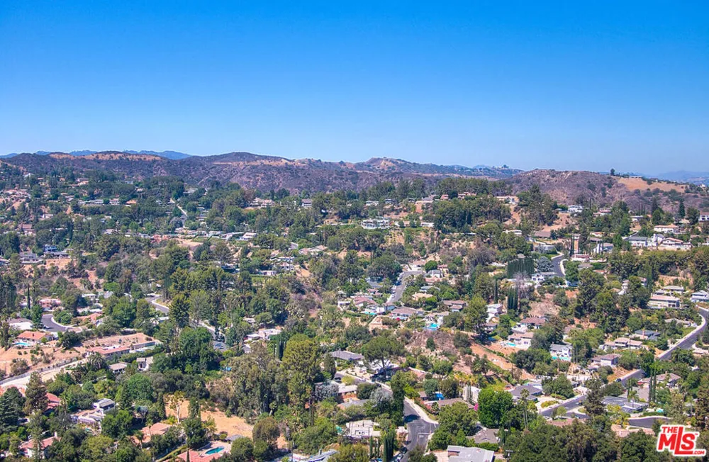4491 La Barca Dr Tarzana, CA 91356