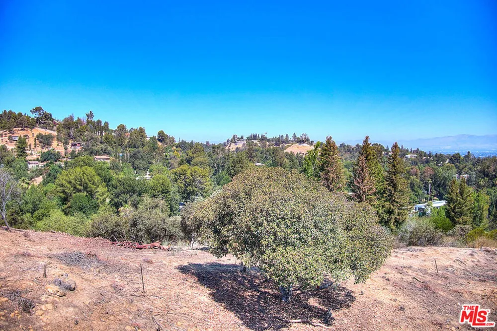 4491 La Barca Dr Tarzana, CA 91356