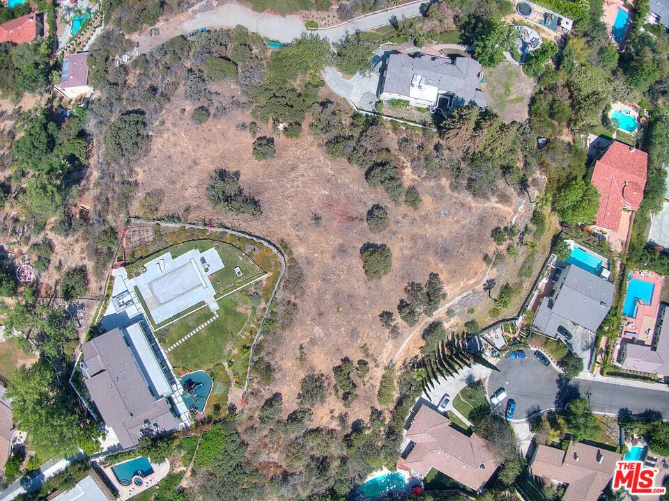 4491 La Barca Dr Tarzana, CA 91356