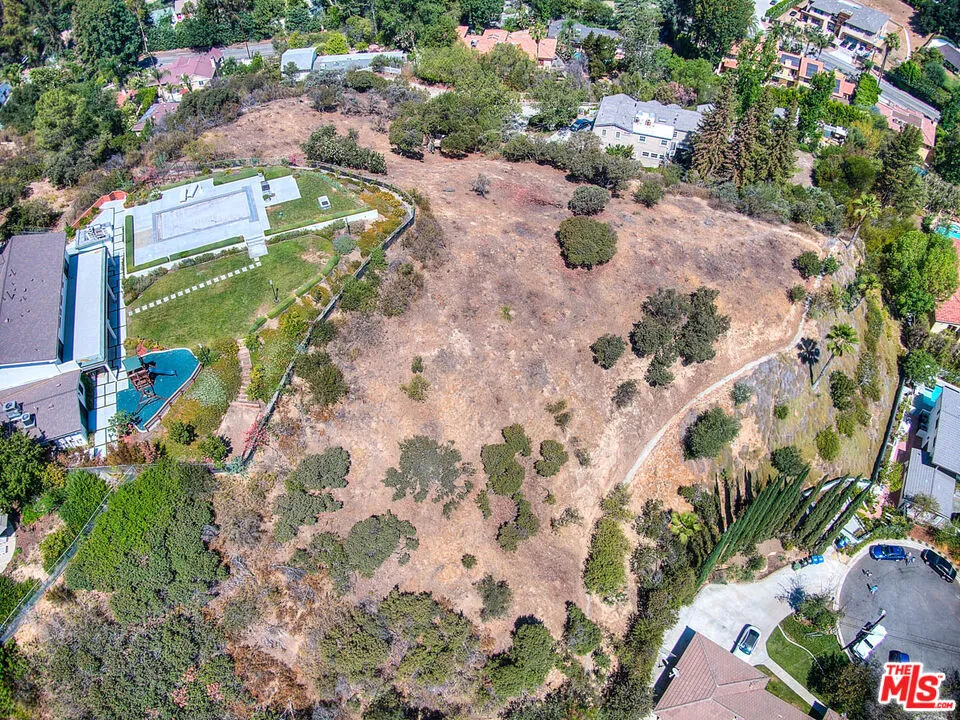 4491 La Barca Dr Tarzana, CA 91356