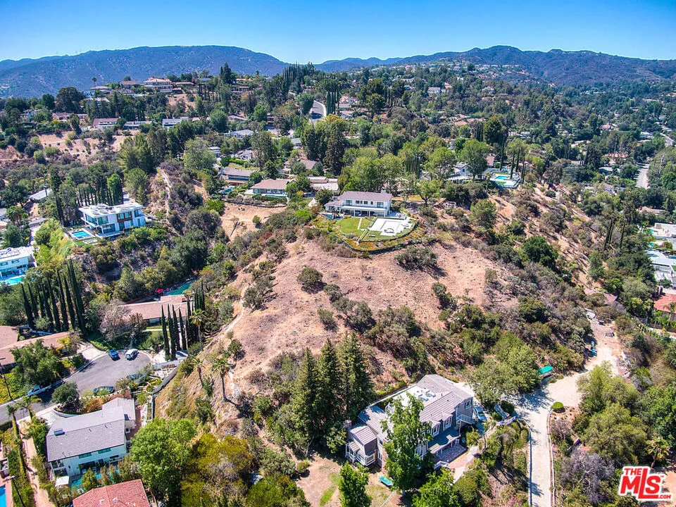 4491 La Barca Dr Tarzana, CA 91356