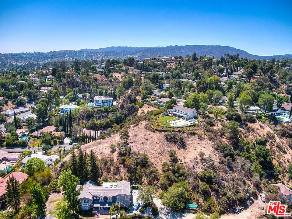 4491 La Barca Dr Tarzana, CA 91356