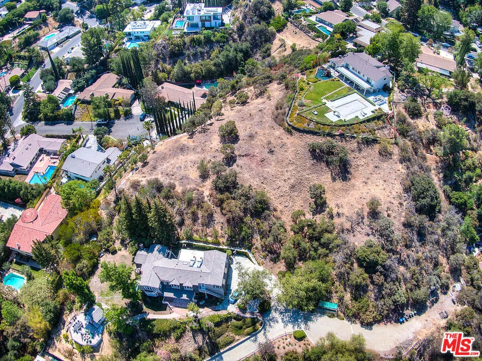 4491 La Barca Dr Tarzana, CA 91356