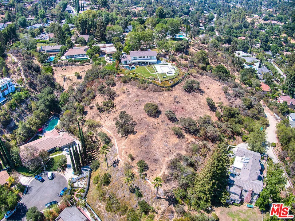 4491 La Barca Dr Tarzana, CA 91356