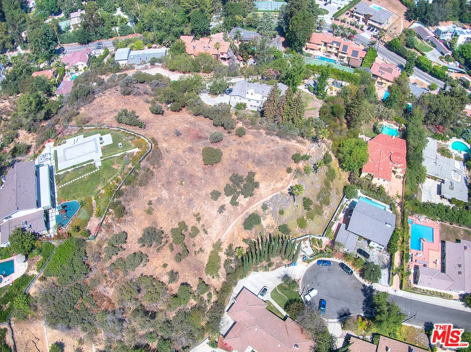 4491 La Barca Dr Tarzana, CA 91356