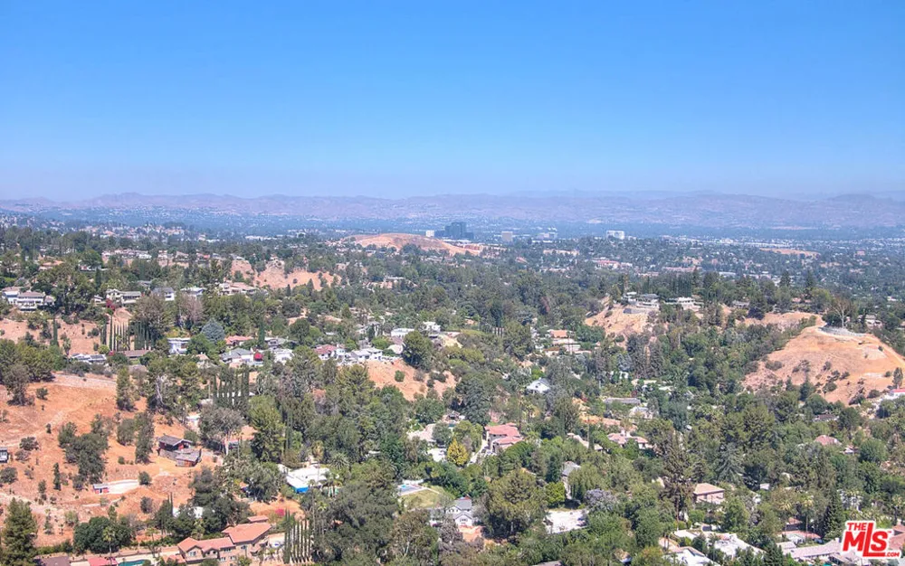 4491 La Barca Dr Tarzana, CA 91356