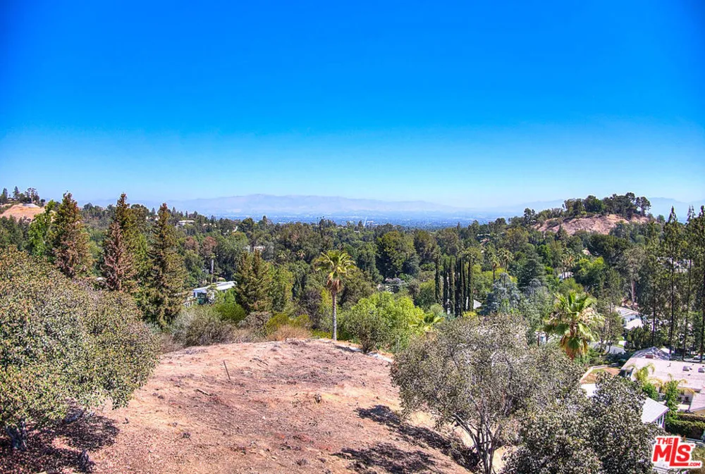 4491 La Barca Dr Tarzana, CA 91356