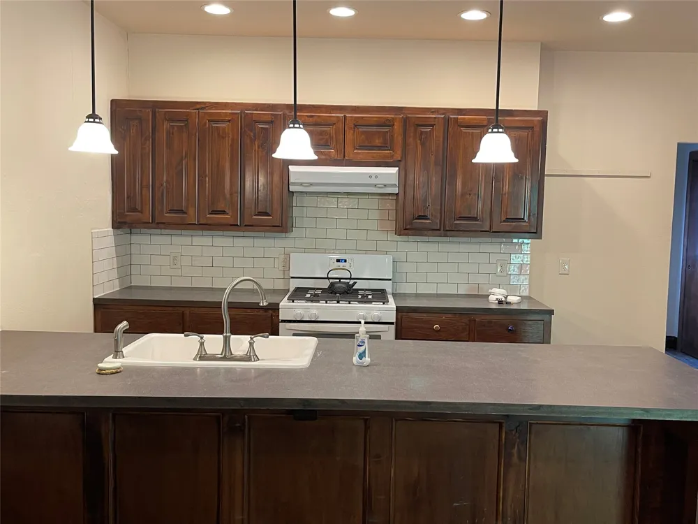 2110 County Road 1220 Savoy, TX 75479