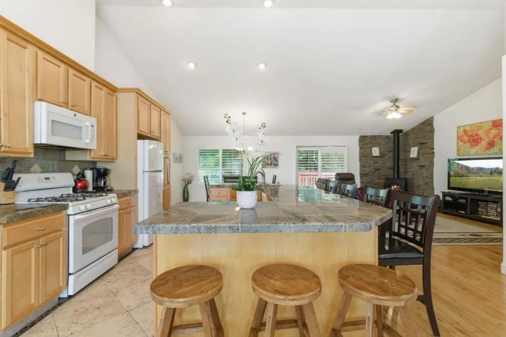 13074 Jackson Mill Drive Groveland, CA 95321
