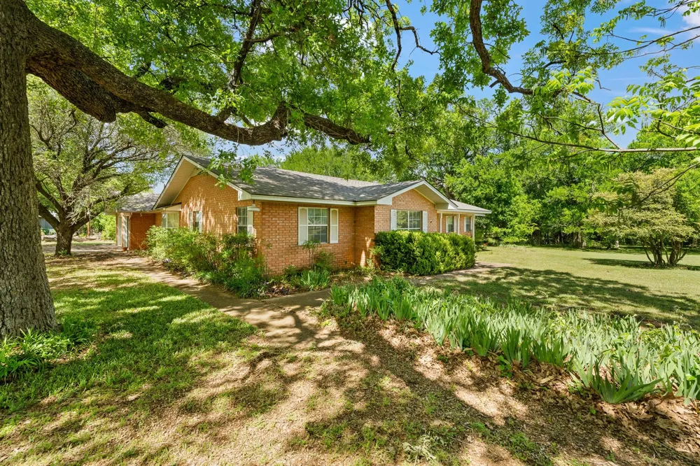 6265 County Road 305 Grandview, TX 76050
