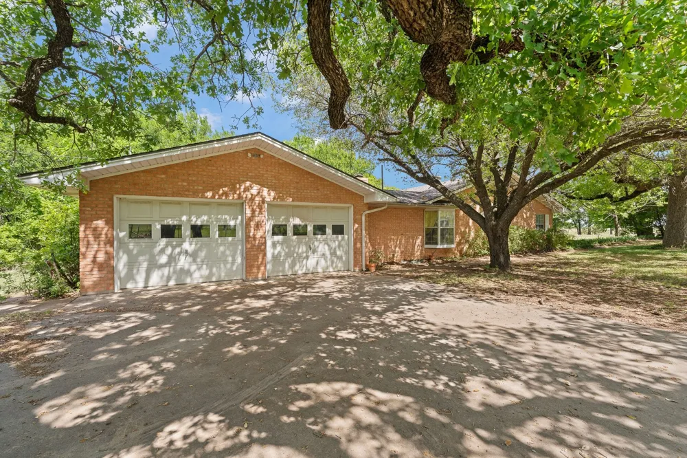 6265 County Road 305 Grandview, TX 76050